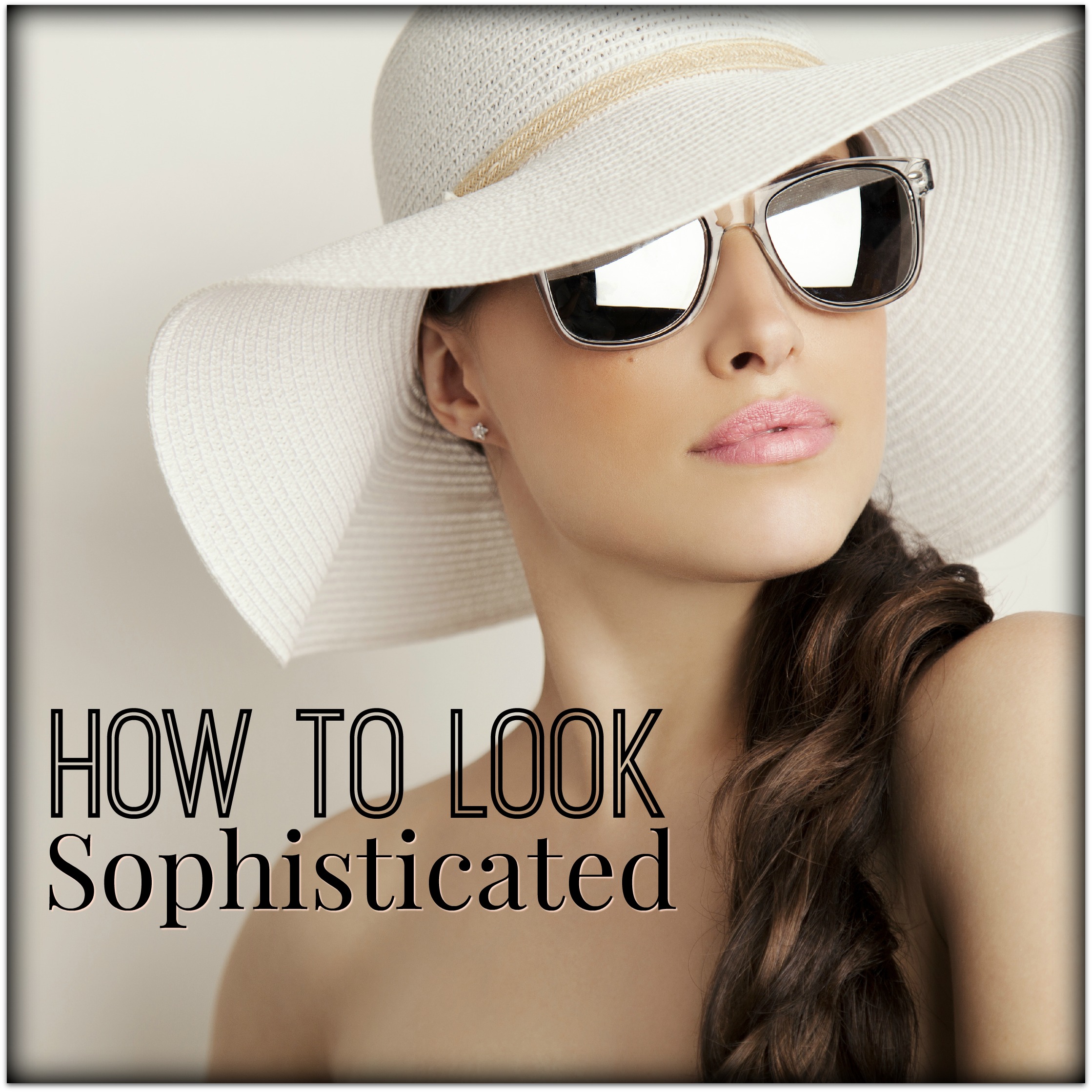 női szépségportré nyári fehér kalappal és napszemüveggel, stúdió